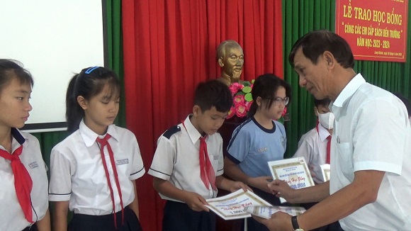 8-4 Ông Nguyễn MInh Bạn - Chủ tịch Hội doanh nghiệp thành phố tặng học bổng cho các em học sinh.jpg