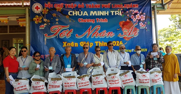 8-8 Hội CTĐ thành phố tặng quà tết 2024 cho hội viên Hội người mù TP.Long Khánh.jpg