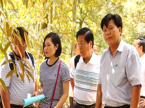 Anh Quốc (phải) tiêp đoàn HTX Hán Quang-Đài Loan tham quan vườn sầu riêng của xã viên.png