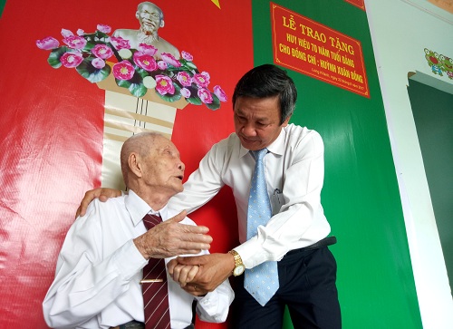 8-22-2017 Trao huy hiệu 70 năm tuổi Đảng cho Đ.c Huỳnh Xuân Hồng.jpg
