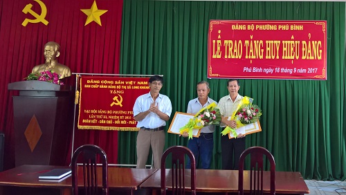 9-18-2017 QH Trao tặng huy hiệu Đảng ở phường Phú Bình.jpg