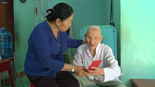 9-26-2017 HỮU TƯƠI Hội Người cao tuổi thăm tặng quà các cụ trên 100t Phạm Chơn.png