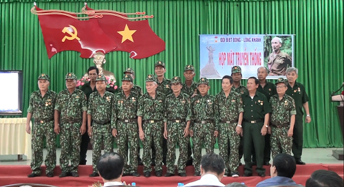 Cựu chiến binh Đội biệt động Long Khánh trong màu áo xanh quân nhân.png
