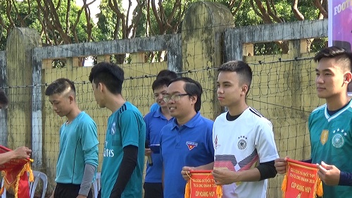 Anh Nguyễn Minh Kiên - BT Thị Đoàn LK trao cờ lưu niệm giải bóng.jpg