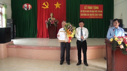 Lãnh đạo Thị ủy Long Khánh đeo huy hiệu và trao quyết định cho đ.c Nguyễn Công Thành.jpg