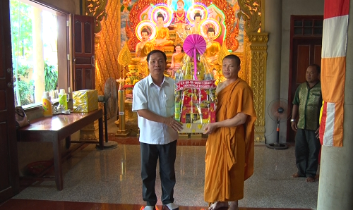 đại diện lãnh đạo thị xã tặng quà cho tập thể Sư Sãi chùa Hoa Sơn Tự.png