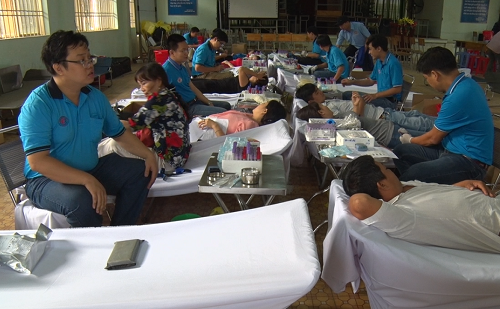 các tình nguyện viên tham gia hiền máu.png