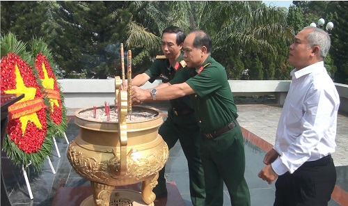 Phó Chủ nhiệm Chính trị QK7 dâng nén hương thơm tại Tượng đài Nghĩa trang Liệt sĩ Long Khánh.jpg