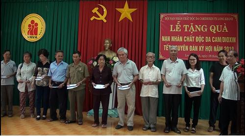 (18-01) Thị  xã Long Khánh trao tặng quà  Tết Nguyên Đán Kỷ Hợi 2019 cho nạn nhân chất độc da cam-dioxin trên địa bàn.png