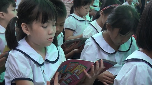 Học sinh đọc sách tại ngày Hội đọc sách 2.jpg