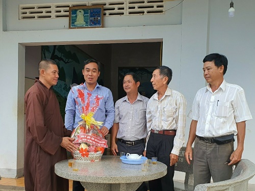 Ông Nguyễn Tiến Dũng, Phó Chủ tịch UBND xã thăm và chúc mừng Chùa Tâm Pháp (2).jpg