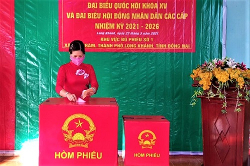 210523 B.Nguyễn Bích Thủy bỏ phiếu - Copy.jpg