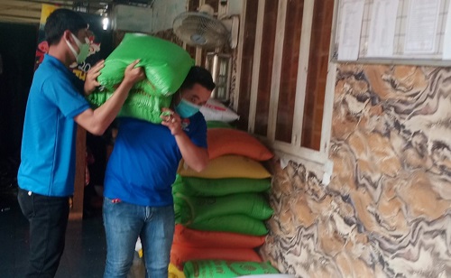 Vận chuyển gạo tại Chùa Huyền Trang để tặng hộ khó khăn do ảnh hưởng dịch bệnh Covid-19.jpg
