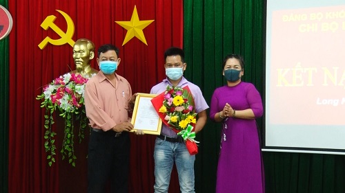 ( 04 - 10) Chi bộ Liên đoàn Lao động thành phố Long Khánh kết nạp Đảng viên (1).jpg