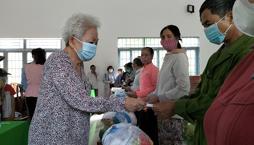 Bà Lê Cẩm Huê -Nhà tài trợ tặng quà cho người dân gặp khó khăn.jpg