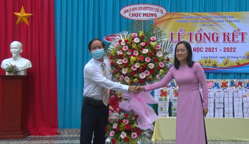 220526 đại diện lãnh đạo phường Suối Tre tặng lẵng hoa chúc mừng.png