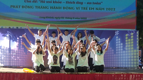 (5-6)Tiết mục Nhảy Flashmob của học sinh trường THPT Văn Hiến biểu diễn.bmp