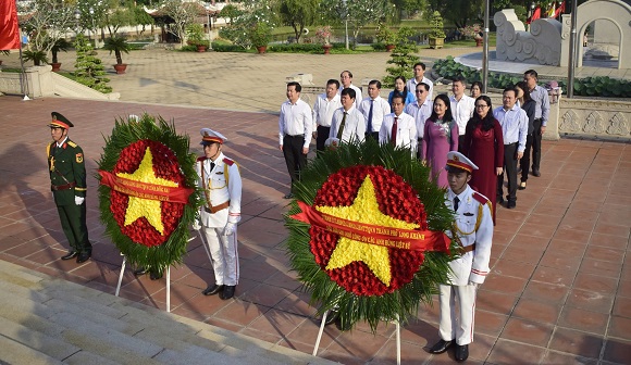 1. Đồng chí Thái Bảo - Ủy viên BTV Tỉnh ủy- Chủ tịch Hội đồng nhân dân tỉnh Đồng Nai viếng Đền thờ Nghĩa trang liệt sĩ thành phố Long Khánh 1.jpg