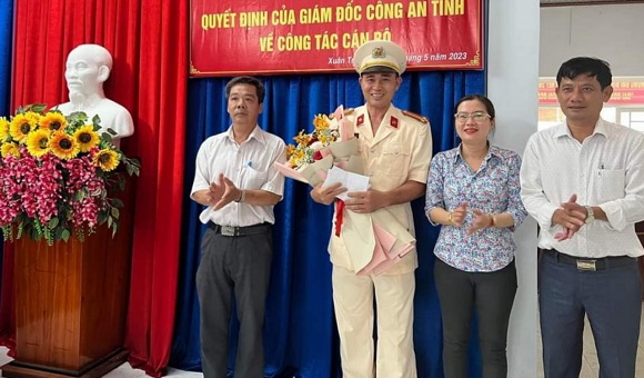 10-5 Lãnh đạo Đảng ủy, UBND phường Xuân Trung tặng hoa và quà chia tay đồng chí Trần Văn Nam.jpg