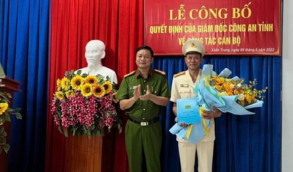 10-5 Phó trưởng Công an thành phố Lê Chí Hiếu trao quyết định cho đồng chí Nguyễn Hồng Mạnh.jpg