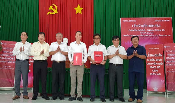11-1 Lãnh đạo UBND xã Bàu Trâm và Viettel Đồng Nai ký kết hợp tác về chuyển đổi số.jpg