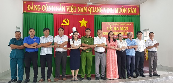 12-1 Các thành viên Ban chỉ đạo bắt tay thể hiện quyết tâm xây dựng mô hình đạt hiệu quả theo kế hoạch đề ra.jpg