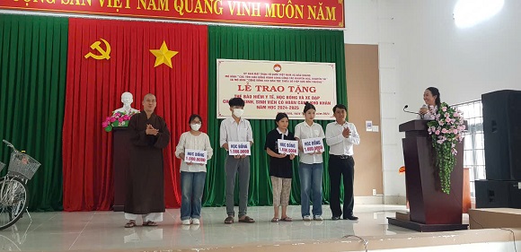 18-3 Mô hình Các tôn giáo đồng hành cùng công tác khuyến học, khuyến tài tặng học bổng cho 4 sinh viên khó khăn.jpg