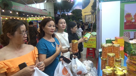 19-2 Đông đão khách hàng mua sản phẩm nấm đông trùng hạ thảo của cơ sở nấm Phương Linh, phường Xuân An.jpg