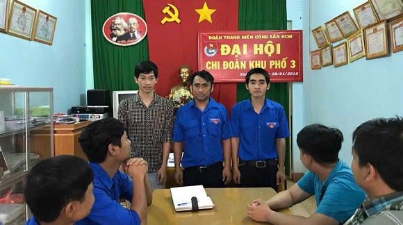 2-7 Nguyễn Tiến Tâm (bìa phải) tại đại hội chi đoàn khu phố.jpg