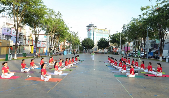 2. Câu lạc bộ Yoga TP.Long Khánh tổ chức hoạt động đồng diễn Yoga “Chào Mặt Trời” 1.jpg