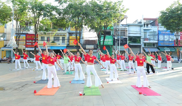 2. Câu lạc bộ Yoga TP.Long Khánh tổ chức hoạt động đồng diễn Yoga “Chào Mặt Trời” 2.jpg