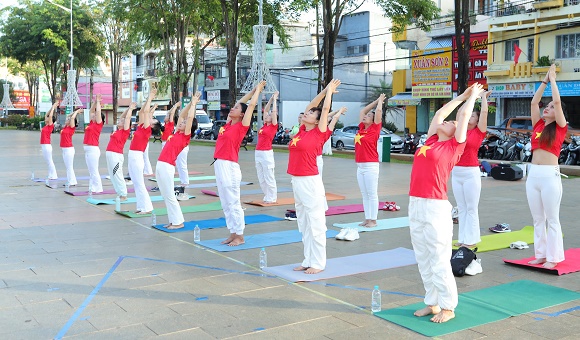 2. Câu lạc bộ Yoga TP.Long Khánh tổ chức hoạt động đồng diễn Yoga “Chào Mặt Trời” 3.jpg