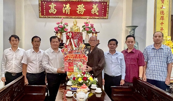 2. THAM CHUC MUNG CAC TO CHUC PHAT GIAO NHAN DAI LE PHAT DAN 2025 1.jpg