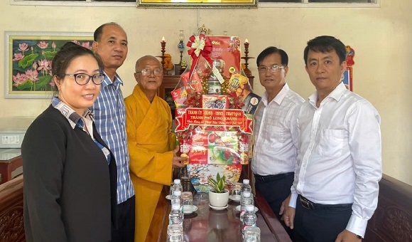 2. THAM CHUC MUNG CAC TO CHUC PHAT GIAO NHAN DAI LE PHAT DAN 2025 2.jpg