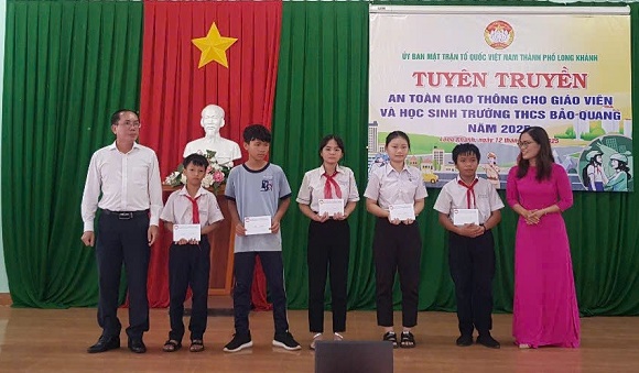 2. TUYEN TRUYEN AN TOAN GIAO THONG CHO HOC SINH NGO QUYEN VA BAO QUANG 2.jpg