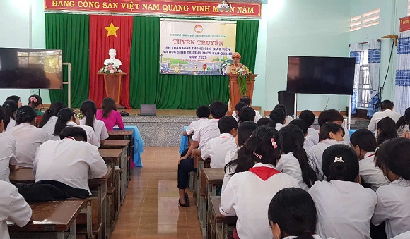 2. TUYEN TRUYEN AN TOAN GIAO THONG CHO HOC SINH NGO QUYEN VA BAO QUANG.jpg
