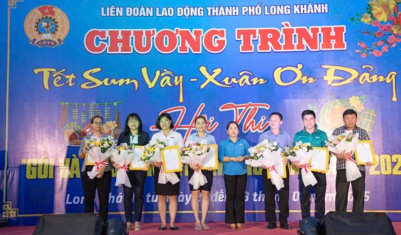 2. Trao tang qua tet cho gia dinh va cong nhan kho khan 2.jpg