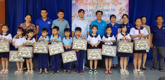 21-9 Các em học sinh đại diện các lớp lên nhận bánh trung thu từ nhà tài trợ.jpg