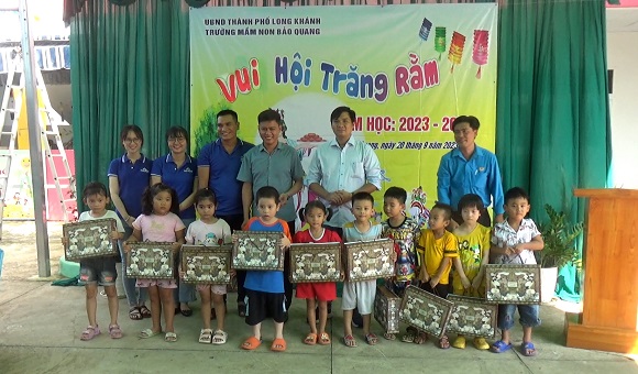 21-9 Mỗi em được 1 bánh trung thu trị giá hơn 60 ngàn đồng.jpg