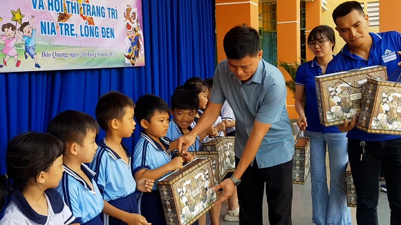 21-9 Đại diện lãnh đạo công ty tặng quà cho các em.jpg