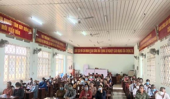 230512 Đồng bào dân tôc thiểu số xã Hàng Gòn tham dự buổi tuyên truyền tại hội trường UBND xã Hàng Gòn.jpg