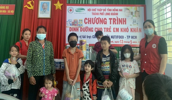 230515 Chủ tịch Hội CTĐ TP.Long Khánh trao tặng sữa cho các em và phụ huynh.jpg