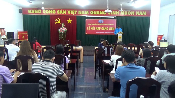 230609 LĐLD TP LOng Khánh kết nạp đảng viên 1.jpg
