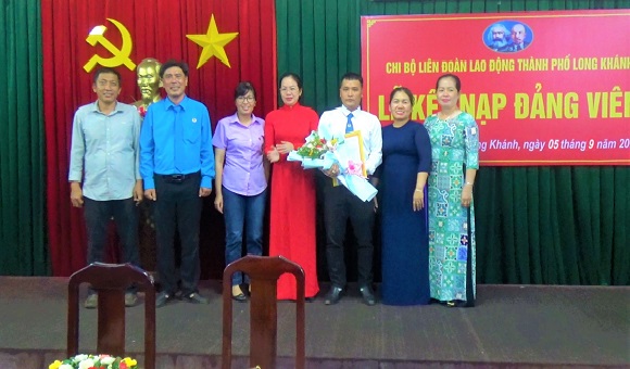 230609 LĐLD TP LOng Khánh kết nạp đảng viên 2.jpg