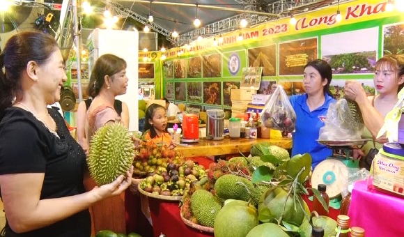 230619 HON 70 NGAN LUONG KHACH THAM QUAN 2.jpg