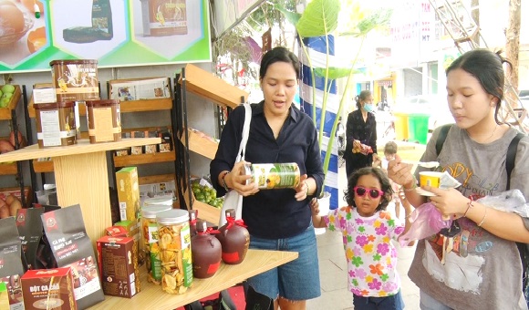 230619 HON 70 NGAN LUONG KHACH THAM QUAN 3.jpg