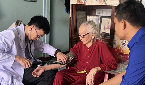 230802 bác sĩ Trí-Gương đảng viên trẻ tiêu biểu 1.jpg