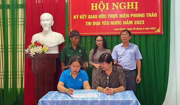 230828 Khối thi đua số 2 UBND LK ký kết giao ước thi đua 2.jpg