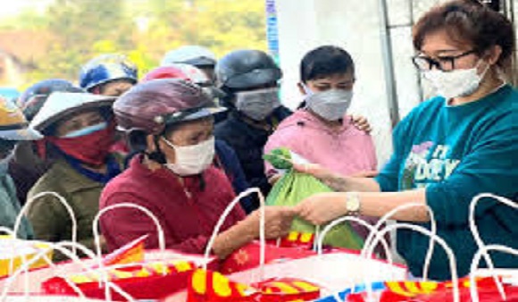 230905 200 phần quà trao cho hộ khó khăn.jpg