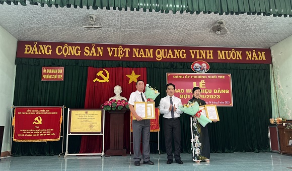 230915 Phường Suối Tre Trao tặng huy hiệu 30,40 năm tuổi Đảng 1.jpg